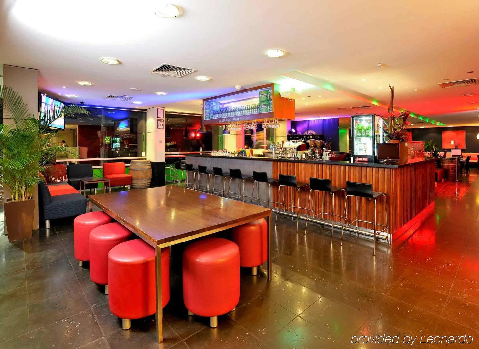 Mercure Melbourne Treasury Gardens Интерьер фото