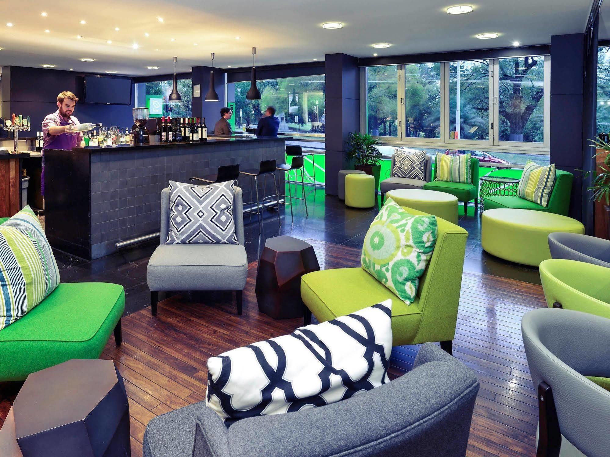 Mercure Melbourne Treasury Gardens Экстерьер фото