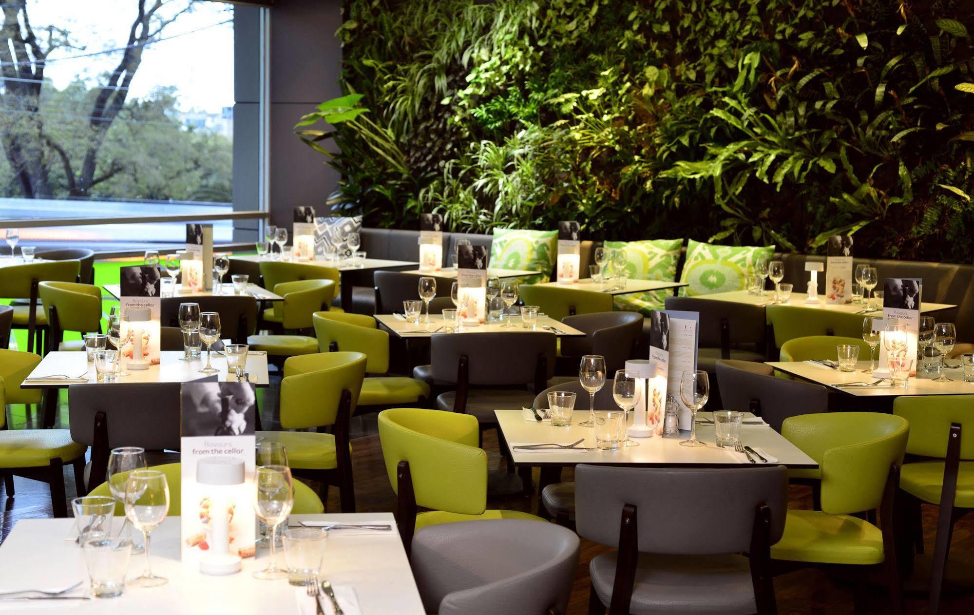 Mercure Melbourne Treasury Gardens Экстерьер фото